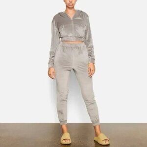 NWOT SKIMS Grey Velour Jogger Pants Women’s Size Small Plush Lounge Sweatpants